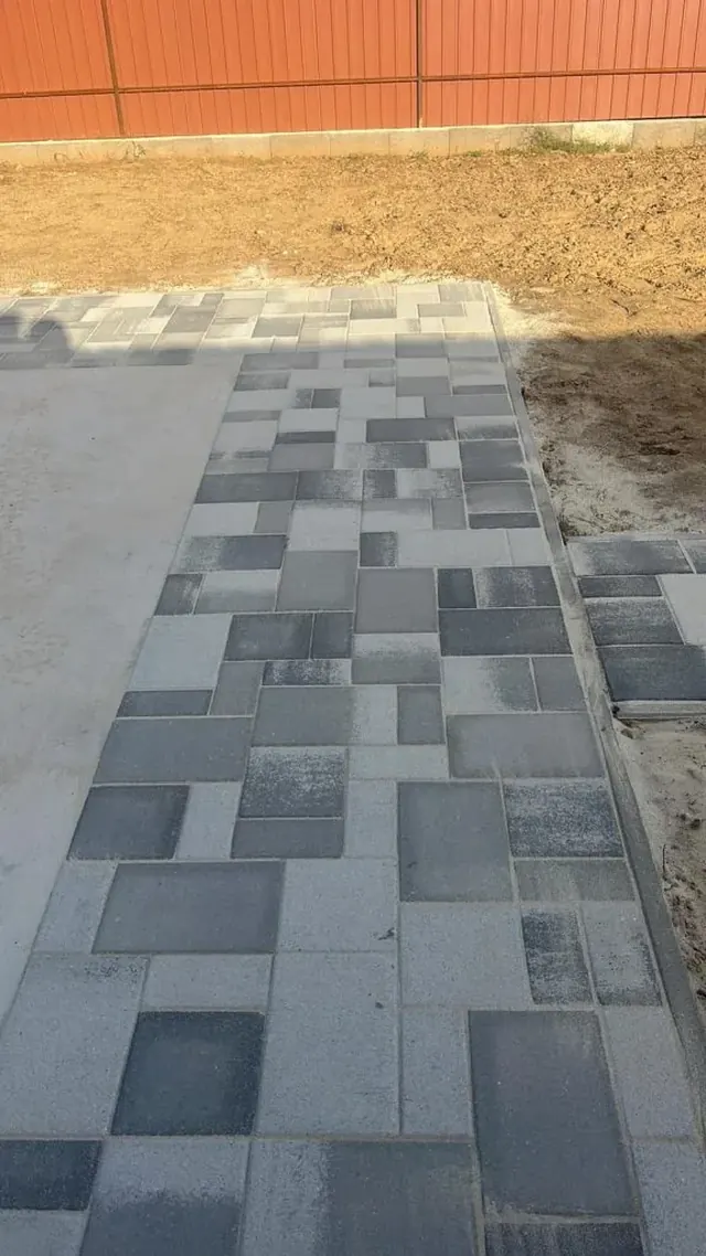 Kombi térkő burkolat csatlakozása betonozott felülethez szegélykővel