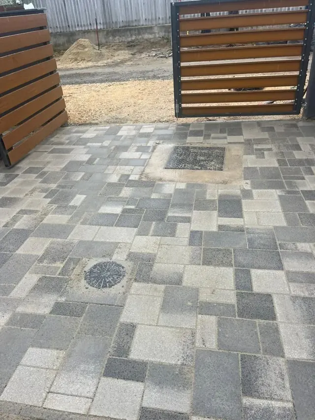 Kapubejáró kombi térkőből, beillesztett aknafedlapokkal